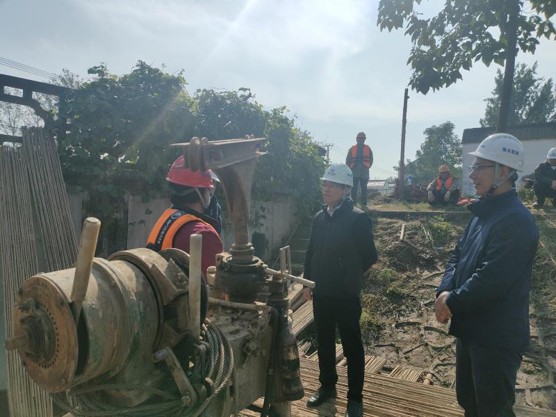 公司副总经理童文铎深入勘察现场检查安全生产工作 公司副总经理童文铎深入勘察现场检查安全生产工作